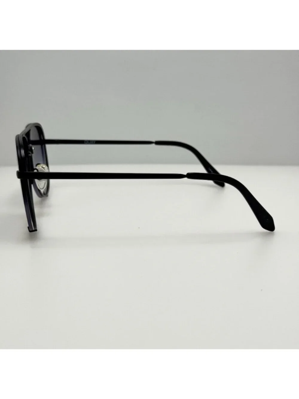 Quay Sunglasses HK Rimless 126 Black B